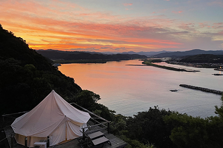 海抜約60mの崖の上にある四万十川と土佐湾を望む絶景のロケーション