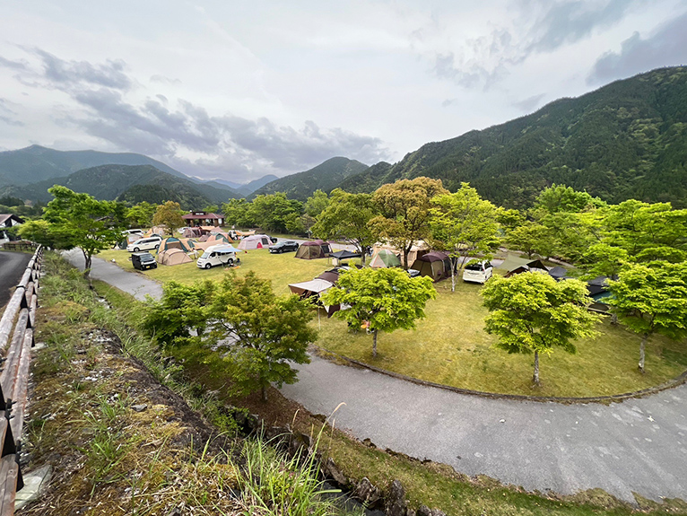 ダム湖と山に囲まれたロケーションにある