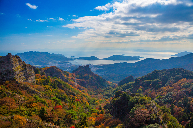 紅葉の寒霞渓と瀬戸内海が丸ごと眺望できる